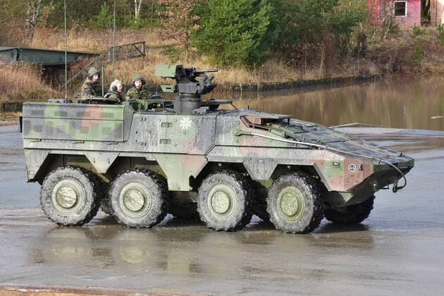 GTK Boxer der Bundeswehr Der GTK Boxer wird von der Firma Rheinmetall gebaut. Er wird in der Bundeswehr als Mannschaftstransportfahrzeug und als Führungsfahrzeug eingesetzt. Munster Niedersachsen Deutschland *** GTK Boxer of the German Armed Forces The GTK Boxer is built by the company Rheinmetall It is used in the German Armed Forces as a crew transport vehicle and as a command vehicle Munster Lower Saxony Germany
