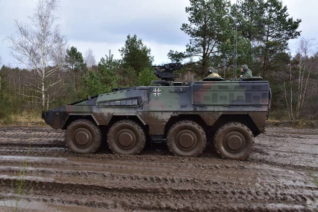 GTK Boxer der Bundeswehr Der GTK Boxer wird von der Firma Rheinmetall gebaut. Er wird in der Bundeswehr als Mannschaftstransportfahrzeug und als Führungsfahrzeug eingesetzt. Munster Niedersachsen Deutschland *** GTK Boxer of the German Armed Forces The GTK Boxer is built by the company Rheinmetall It is used in the German Armed Forces as a crew transport vehicle and as a command vehicle Munster Lower Saxony Germany