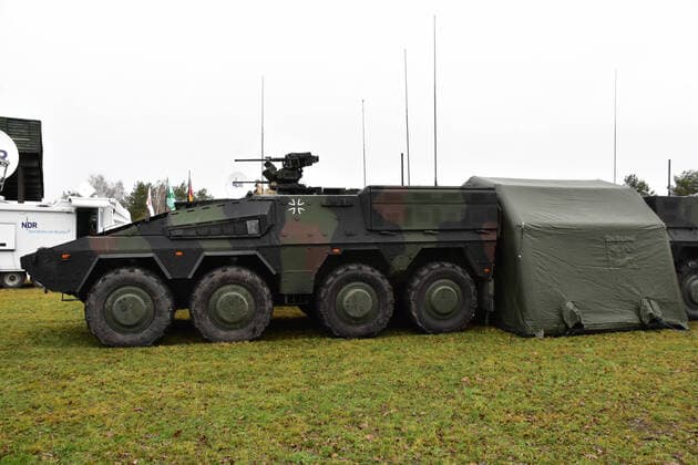 GTK Boxer der Bundeswehr Der GTK Boxer wird von der Firma Rheinmetall gebaut. Er wird in der Bundeswehr als Mannschaftstransportfahrzeug und als Führungsfahrzeug eingesetzt. Munster Niedersachsen Deutschland *** GTK Boxer of the German Armed Forces The GTK Boxer is built by the company Rheinmetall It is used in the German Armed Forces as a crew transport vehicle and as a command vehicle Munster Lower Saxony Germany