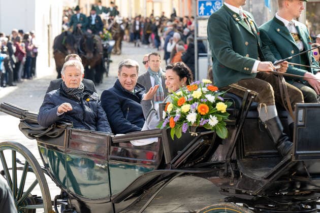 News Themen der Woche KW16 News Bilder des Tages BRAUCHTUM - Sepp Konhäuser ( Stellvertretender Landrat ), Dr. Markus Söder (Bayerischer Ministerpräsident) und Veronika Hümmer am 18.04.2022 während des traditionellen Georgi-Ritt, Traunstein, Deutschland - Foto: ERNST WUKITS - *** BRAUCHTUM Sepp Konhäuser Deputy District Administrator , Dr Markus Söder Bavarian Minister President and Veronika Hümmer on 18 04 2022 during the traditional Georgi Ritt, Traunstein, Germany Photo ERNST WUKITS
