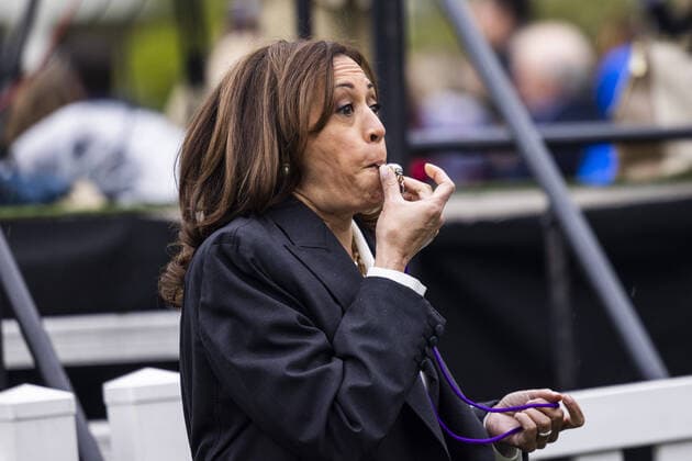 News Themen der Woche KW16 News Bilder des Tages Vice President Kamala Harris blows a whistle to commence the annual Easter Egg Roll on the South Lawn of the White House in Washington, DC on Monday, April 18, 2022. Pool photo by Jim Lo Scalzo  WAS20220418901 JIMxLOxSCALZO