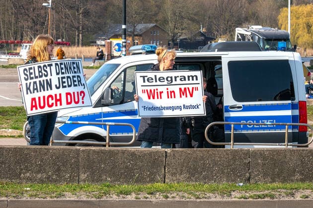 News Themen der Woche KW16 News Bilder des Tages Schilderdemo im Rostocker Stadthafen - 18.04.2022: Symbolbild: Corona-Demonstration - Nur noch wenige Menschen nahmen am Ostermontag an den drei Aktionen der Corona-Protest-Bewegung in Rostock teil. An der Schilderdemo im Stadthafen vor dem Kanonsberg - am Rande der meistbefahrenen Straße der Hansestadt - waren etwa 20 Demonstranten beteiligt. Zur Kundgebung Am Reifergraben kamen etwa 600 Menschen. (18.04.2022) Rostock Mecklenburg-Vorpommern Deutschland *** Sign demonstration in the Rostock city harbor 18 04 2022 Symbol image Corona demonstration Only a few people took part on Easter Monday in the three actions of the Corona protest movement in Rostock At the sign demonstration in the city harbor in front of the Kanonsberg on the edge of t