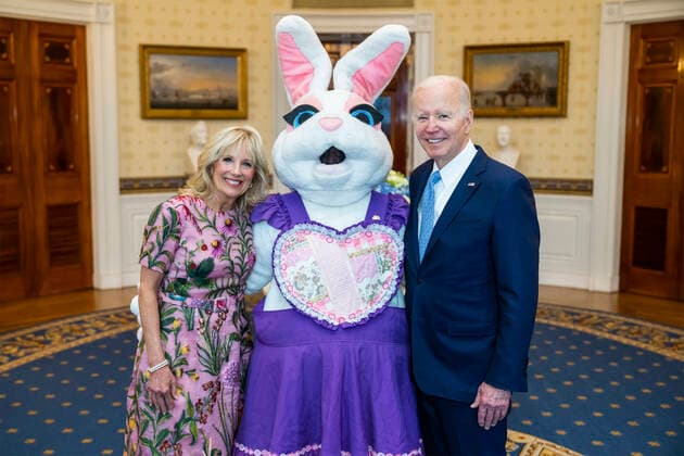 Bilder des Jahres 2022, Entertainment 04 April Entertainment Themen der Woche KW16 News Bilder des Tages April 18, 2022, Washington, DC, United States of America: U.S President Joe Biden and First Lady Jill Biden pose with the Easter Bunny before the start of the annual Easter Egg Roll in the Blue Room of the White House, April 18, 2022 in Washington, D.C. The annual event returned to the White House following a two-year hiatus due to the pandemic. Washington United States of America - ZUMAp138 20220418_zaa_p138_003 Copyright: xAdamxSchultz WhitexHousex