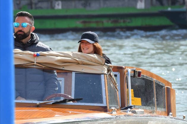 Entertainment Themen der Woche KW16 Entertainment Bilder des Tages Venice, BIENNIAL EVENT 2022, Julienne Moore arrives by taxi boat with her husband Bart Freundlich  Copyright: xManuelexMangiarottix xIPAx xipa-x xvenezia2020x