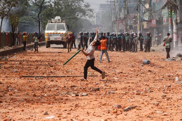 Bilder des Jahres 2022, News 04 April News Themen der Woche KW16 News Bilder des Tages April 19, 2022, Dhaka, Bangladesh: A trader is throwing bricks on the students of Dhaka College...At least 50 people, including seven journalists, were injured as students of Dhaka College and traders of Dhaka New Market locked in clashes in Dhaka s New Market area on Tuesday, April 19, 2022. Dhaka Bangladesh - ZUMAh355 20220419_zip_h355_007 Copyright: xMd.xRakibulxHasanx