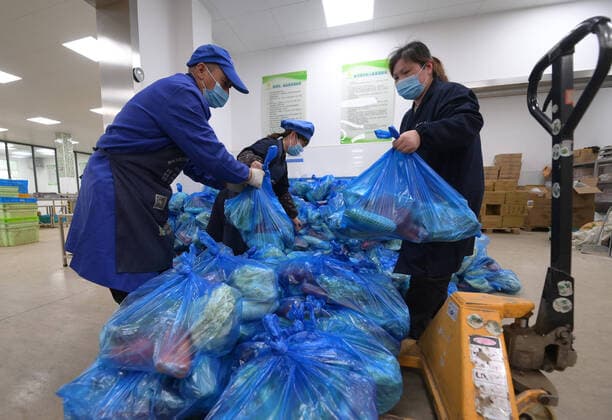 (220419) -- SHANGHAI, April 19, 2022 -- Employees transfer packaged vegetables to be sent to the urban areas at a planting base in Chongming District, east China s Shanghai, April 19, 2022. Vegetable production and processing enterprises in Chongming District have been making efforts to assure the vegetable supply to the urban areas amid the recent COVID-19 outbreak in the metropolis. ) CHINA-SHANGHAI-VEGETABLES-SUPPLY (CN) LixHe 