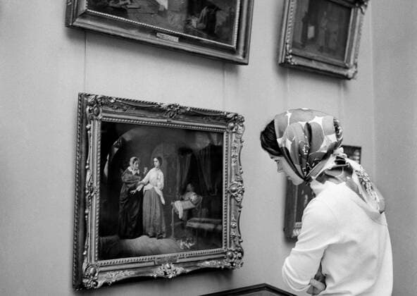 TRETYAKOV GALLERY 80797 01.09.1968 A visitor at Nikolai Schilder s canvas, Temptation . State Tretyakov Gallery, Moscow Mikhail Ozerskiy Sputnik Moscow Russia  Copyright: xMikhailxOzerskiyx