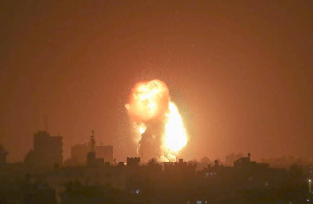 News Themen der Woche KW16 April 19, 2022, Gaza, Palestine: Flames escalate after Israeli warplanes launched air strikes on a site belonging to the Izz al-Din al-Qassam Brigades, the military wing of Hamas, in the city of Khan Yunis, south of Gaza, in response to the launch of a missile from Gaza towards Israel. Gaza Palestine - ZUMAs197 20220419_zaa_s197_089 Copyright: xYousefxMasoudx