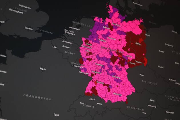 Dashboard des RKI, die 7-Tage-Inzidenz liegt nun bei 688,3 7-Tage-Inzidenz, Dashboard des RKI auf einem Monitor am 20.04.2022 in Siegen Deutschland.