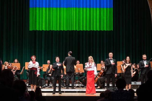 19.04.2022 Jena: Benefizkonzert für das Opernhauses Odessa im Volkshaus Jena unter der Leitung des ukrainischen Dirigenten Vitaliy Kovalchuk (Dirigent am Opernhaus Odessa). Die Gruppe von Künstler innen des Odessaer Opernhauses wurde während einer Konzerttournee durch Polen vom Krieg in der Ukraine überrascht und macht derzeit eine Heimfahrt unmöglich.