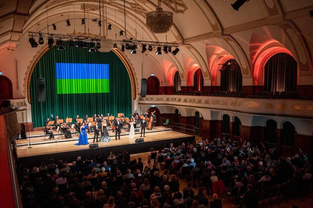 19.04.2022 Jena: Benefizkonzert für das Opernhauses Odessa im Volkshaus Jena unter der Leitung des ukrainischen Dirigenten Vitaliy Kovalchuk (Dirigent am Opernhaus Odessa). Die Gruppe von Künstler innen des Odessaer Opernhauses wurde während einer Konzerttournee durch Polen vom Krieg in der Ukraine überrascht und macht derzeit eine Heimfahrt unmöglich.
