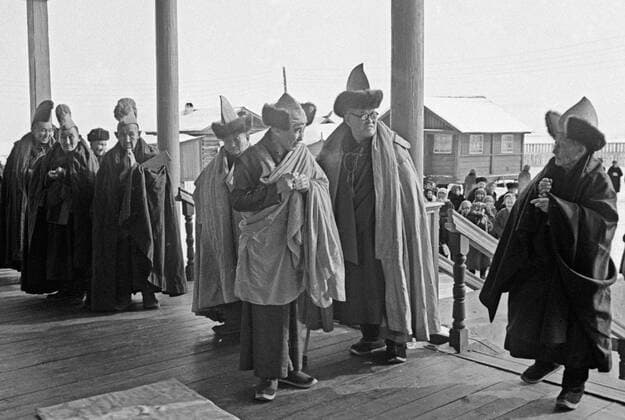 BURYAT NATIONALS BUDDHIST TEMPLE RITUAL 58184 20.04.1981 Buryat nationals perform traditional ritual at the main entrance to a Buddhist temple before religious service. Matvievskiy Sputnik Republic of Buryatia Russia  Copyright: xMatvievskiyx