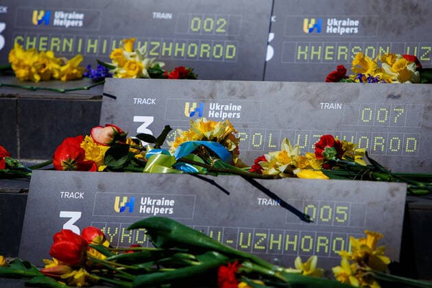 News Themen der Woche KW16 UZHHOROD, UKRAINE - APRIL 19, 2022 - Flowers lay at symbolic plates featuring the railway routes taken by millions of Ukrainians who came to Uzhhorod while fleeing the bombardments, missile strikes, looting, torture, cruelty and other horrors of the Russian occupation, Uzhhorod, Zakarpattia Region, western Ukraine. Peaceful march in Uzhhorod  Copyright: xSerhiixHudakx