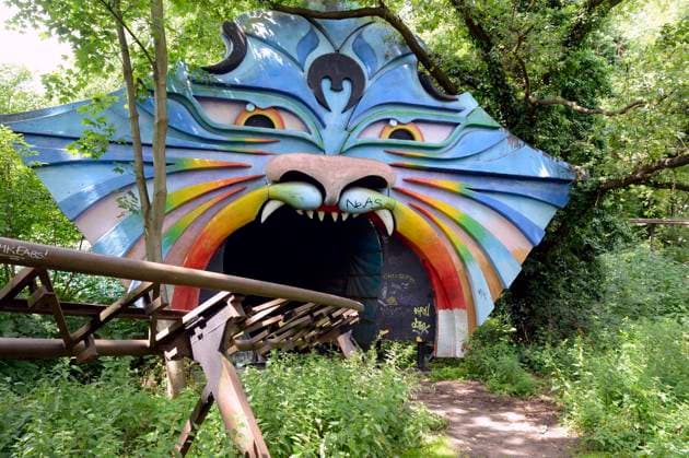 Spreepark, Einfahrt in den Tunnel einer Achterbahn im ehemaligen Freizeitpark der DDR, Deutschland, Berlin Spreepark, tunnel entrance of a rollercoaster at the former amusement park of the GDR, Germany, Berlin BLWS665436 *** Spreepark, tunnel entrance of a rollercoaster at the former amusement park of the GDR, Germany, Berlin Spreepark, tunnel entrance of a rollercoaster at the former amusement park of the GDR, Germany, Berlin BLWS665436 Copyright: xblickwinkel McPHOTO I.xSchulzx