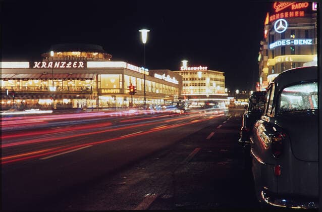 Berlin GER, 20220401, Aufnahme Berlin, ca. 1960, Kuhdamm, Nachtaufnahme vor dem Cafe Kranzler *** Berlin GER, 20220401, photo Berlin, ca 1960, Kuhdamm, night shot in front of Cafe Kranzler