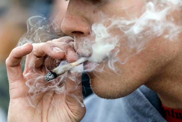 Cannabis Demo Berlin, 22.04.2020 - Eine Mann raucht einen Joint waehrend einer Demonstration am 20.04, dem weltweiten Aktionstag fuer den legalen Marihuana-Konsum. Die Demonstranten fordern eine Legalisierung und sofortige Entkriminalisierung von Cannabis Konsumenten in Deutschland. Berlin Berlin Deutschland *** Cannabis Demo Berlin, 22 04 2020 A man smokes a joint during a demonstration on 20 04, the worldwide day of action for legal marijuana use The demonstrators demand legalization and immediate decriminalization of cannabis users in Germany Berlin Berlin Germany