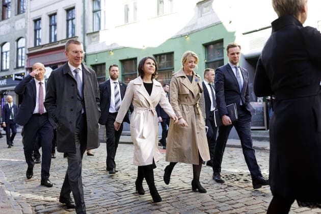 News Themen der Woche KW16 (L-R): Edgars Rinkevics, Aussenminister der Republik Lettland, Annalena Baerbock (Buendnis 90 Die Gruenen), Bundesaussenministerin, Eva-Maria Liimets, Aussenministerin der Republik Estland, und Gabrielius Landsbergis, Aussenminister der Republik Litauen, aufgenommen auf dem Weg zu einem gemeinsamen Abendessen nach dem Gespraech. Riga, 20.04.2022. Riga Latvia *** L R Edgars Rinkevics, Minister of Foreign Affairs of the Republic of Latvia, Annalena Baerbock Buendnis 90 Die Gruenen , German Foreign Minister, Eva Maria Liimets, Minister of Foreign Affairs of the Republic of Estonia, and Gabrielius Landsbergis, Minister of Foreign Affairs of the Republic of Lithuania, photographed on their way to a joint dinner after the talks Riga, 20 04 2022 Copyright: xJaninexSchmitz photothek.dex