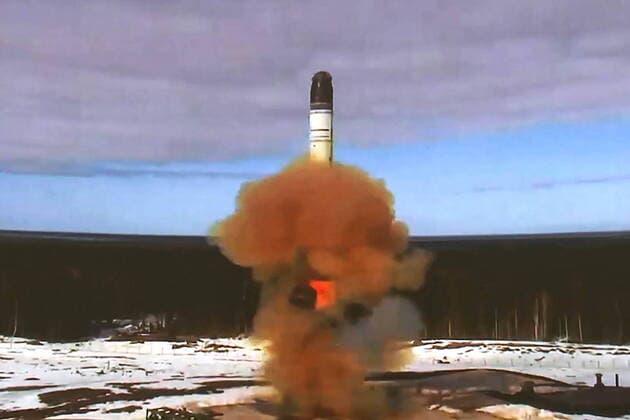 News Themen der Woche KW16 ARKHANGELSK REGION, RUSSIA - APRIL 20, 2022: An RS-28 Sarmat intercontinental ballistic missile blasts off during a test launch from the Plesetsk Cosmodrome. The successful launch has confirmed the missile s high operational performance, its reentry vehicles reaching the targeted area on the Kamchatka Peninsula. Russian Defence Ministry TASS VIDEO SCREEN GRAB. BEST QUALITY AVAILABLE. THIS STILL IMAGE WAS PROVIDED BY A THIRD PARTY. EDITORIAL USE ONLY  TS12D9DE