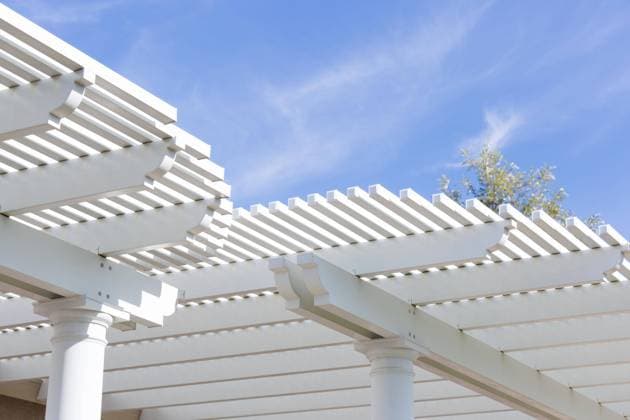 IMAGO Creative, Sommer, Schatten-Plätze bei Hitze Schönes Haus Terrassenüberdachung gegen den blauen Himmel *** Beautiful house terrace canopy against the blue sky Copyright: imageBROKER/AndyxDean ibxdea07163902.jpg