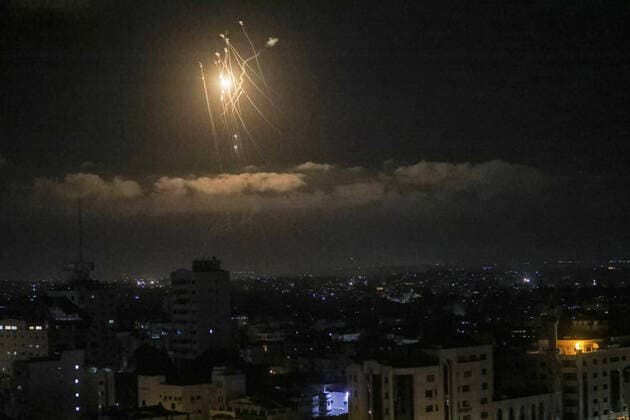 News Themen der Woche KW16 April 21, 2022, Gaza, Palestine: Streaks of light are seen as Israel s Iron Dome anti-missile system intercepts rockets launched from the Gaza Strip towards Israel, as seen from Gaza City. Witnesses and security sources said, hours after militants in the Palestinian enclave fired a rocket into Israel. The strikes, the second in 48 hours after a previous rocket strike, were concentrated on the centre of the blockaded coastal territory, they said. Gaza Palestine - ZUMAs197 20220421_zaa_s197_001 Copyright: xAhmedxZakotx