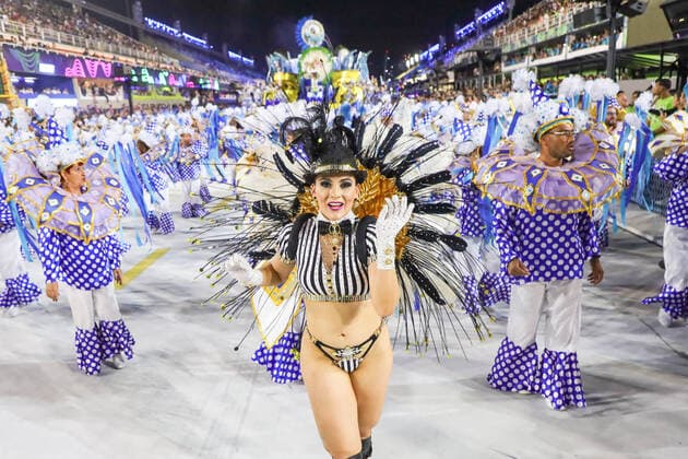 Bilder des Jahres 2022, News 04 April News Themen der Woche KW16 News Bilder des Tages April 20, 2022, RIO DE JANEIRO, RIO DE JANEIRO, BRAZIL: Members of Em Cima da Hora during the parade of the Samba Schools of the So rie Ouro group (access) at Carnival 2022 at MarquoÂªs de SapucaoÂ­ in Rio de Janeiro this Wednesday, April 20. RIO DE JANEIRO BRAZIL - ZUMAv122 20220420_zap_v122_062 Copyright: xWilliamxVolcovx