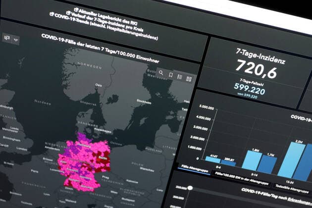 Dashboard des RKI, die 7-Tage-Inzidenz liegt nun bei 720,6 7-Tage-Inzidenz, Dashboard des RKI auf einem Monitor am 21.04.2022 in Siegen Deutschland.
