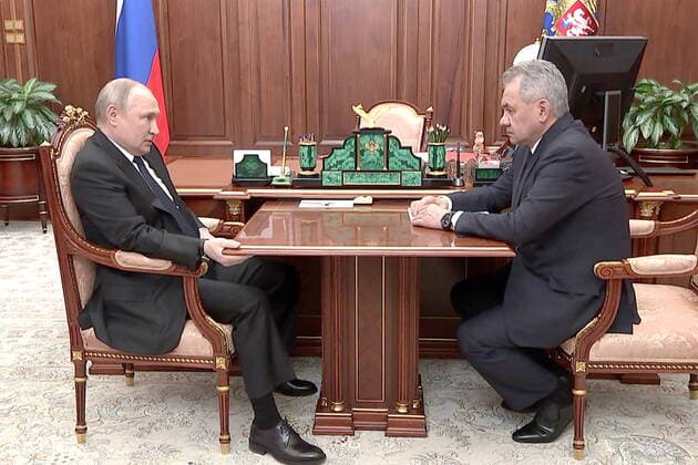 News Themen der Woche KW16 News Bilder des Tages MOSCOW, RUSSIA â€“ APRIL 21, 2022: Russia s President Putin (L) and Defence Minister Shoigu talk during a meeting in the Kremlin. Russian Presidential Press and Information Office TASS  TS12DB79
