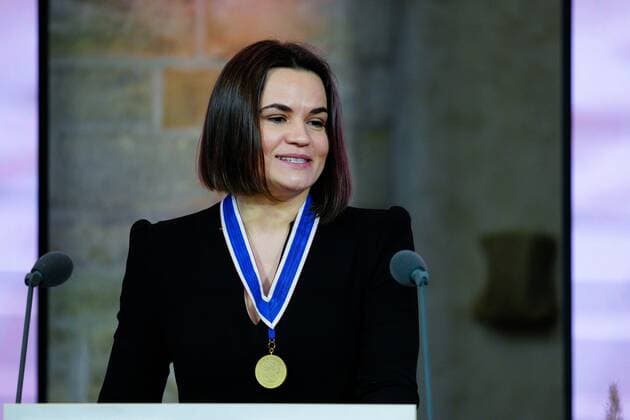 2022-04-21 12:05:07 MIDDELBURG - Sviatlana Tsikhanouskaya, leader of the democratic movement in Belarus, with the International Four Freedoms Award just presented to her. The Four Freedoms Awards are presented each year to men, women and organizations whose efforts and achievements demonstrate a deep commitment to the ideals proclaimed by President Franklin Delano Roosevelt in his historic Four Freedoms speech in 1941. ANP MARCO DE SWART netherlands out - belgium out