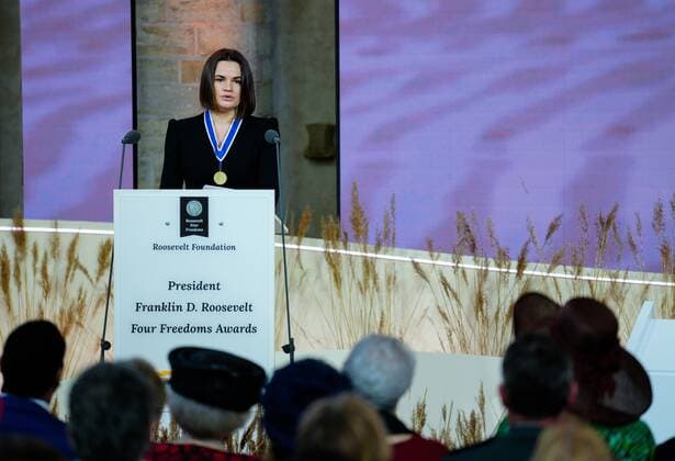 2022-04-21 12:13:35 MIDDELBURG - Sviatlana Tsikhanouskaya, leader of the democratic movement in Belarus, with the International Four Freedoms Award just presented to her. The Four Freedoms Awards are presented each year to men, women and organizations whose efforts and achievements demonstrate a deep commitment to the ideals proclaimed by President Franklin Delano Roosevelt in his historic Four Freedoms speech in 1941. ANP MARCO DE SWART netherlands out - belgium out