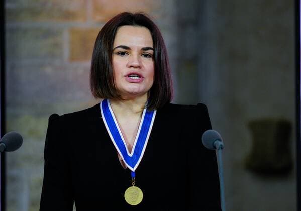 2022-04-21 12:05:32 MIDDELBURG - Sviatlana Tsikhanouskaya, leader of the democratic movement in Belarus, with the International Four Freedoms Award just presented to her. The Four Freedoms Awards are presented each year to men, women and organizations whose efforts and achievements demonstrate a deep commitment to the ideals proclaimed by President Franklin Delano Roosevelt in his historic Four Freedoms speech in 1941. ANP MARCO DE SWART netherlands out - belgium out