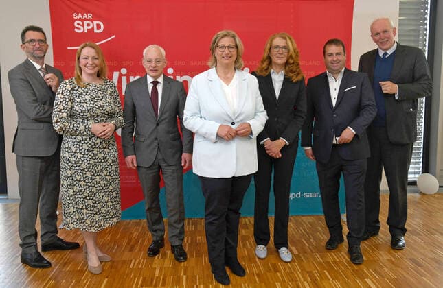 News Themen der Woche KW16 News Bilder des Tages Anke Rehlinger, künftige Ministerpräsidentin, stellt am Donnerstag (21.04.2022) in einer Pressekonferenz in Saarbrücken ihr neues Kabinett vor. Der Ernennung der Ministerinnen und Minister muss der Landtag in seiner konstituierenden Sitzung am kommenden Montag noch zustimmen. Im Bild (v.l.): Reinhold Jost soll Minister für Inneres, Bauen und Sport werden, Christine Streichert-Clivot soll Ministerin für Bildung und Kultur bleiben, Jürgen Barke soll Minister für Wirtschaft, Innovation, Digitales und Energie werden, Anke Rehlinger, künftige Ministerpräsidentin, Petra Berg soll Ministerin für Umwelt, Klimaschutz, Mobilität, Agrar, Verbraucherschutz und Justiz werden, Magnus Jung soll Minister für Arbeit, Soziales, Frauen und Gesundheit werden bub