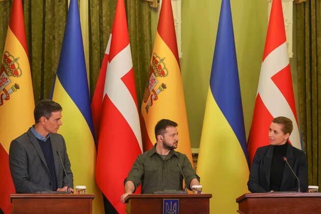 News Themen der Woche KW16 Spanish Prime Minister, Pedro Sanchez (L), his Danish counterpart, Mette Frederiksen (R) and Ukrainian President, Volodimir Zelenski, address a joint press conference in the framework of their meeting in Kyiv, Ukraine, 21 April 2022. Spanish Prime Minister, Pedro Sanchez, and his Danish counterpart, Mette Frederiksen, are visiting the country to show their support to Ukrainian President, Volodimir Zelenski, amid the Russia s invasion to the country. Spanish Prime Minister Pedro Sanchez visits Ukraine !ACHTUNG: NUR REDAKTIONELLE NUTZUNG!  Copyright: xMiguelxGutierrezx GRAF5282 20220421-0e5c3322461d58cb1ef7d81bf94216724bee24e1