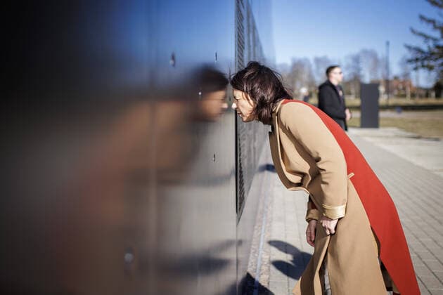 News Themen der Woche KW16 News Bilder des Tages Annalena Baerbock (Buendnis 90 Die Gruenen), Bundesaussenministerin, besichtigt das Denkmal fuer die Opfer des Kommunismus, gefuehrt durch Sergej Metlev Vorstandsmitglied des Estnischen Instituts fuer Geschichte, und in Begleitung von Eva-Maria Liimets, Aussenministerin der Republik Estland. Tallinn, 21.04.2022. Tallinn Estonia *** Annalena Baerbock Buendnis 90 Die Gruenen , German Foreign Minister, visits the Memorial to the Victims of Communism, guided by Sergej Metlev, Member of the Board of the Estonian Institute of History, and accompanied by Eva Maria Liimets, Minister of Foreign Affairs of the Republic of Estonia Tallinn, 21 04 2022 Tallinn Estonia Copyright: xJaninexSchmitz photothek.dex