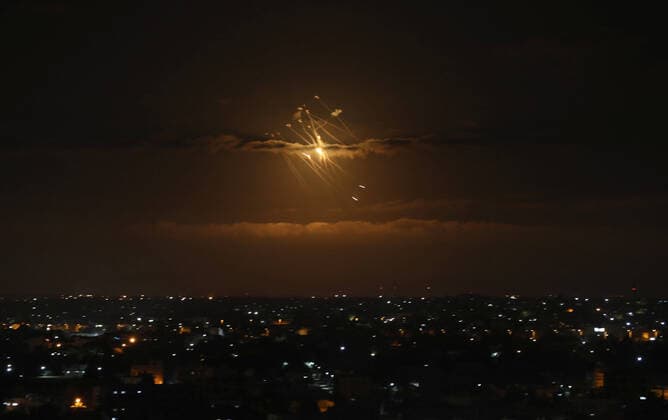 News Themen der Woche KW16 News Bilder des Tages Israel, Raketenschutzschild fängt Rakete aus Gaza ab April 21, 2022, Gaza city, Gaza Strip, Palestinian Territory: Israel s Iron Dome anti-missile system intercept rockets launched from the Gaza Strip towards Israel, as seen from Gaza strip. Gaza city Palestinian Territory - ZUMAap3_ 20220421_zaf_ap3_001 Copyright: xAshrafxAmrax