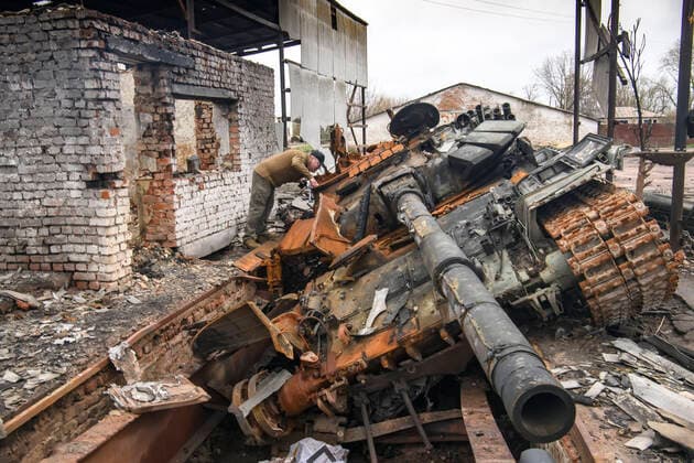 News Themen der Woche KW16 Ruination Of Civil Objects Amid Russian Military Invasion To Ukraine In The Chernihiv Area, Ukraine A man looks at russian T-72 tank destroyed during Russia s invasion to Uktaine, Ivanivka village, Chernihiv area, Ukraine, 20 April 2022 Yahidne Ukraine  Copyright: xMaxymxMarusenkox originalFilename: musienko-notitle220420_npauj.jpg