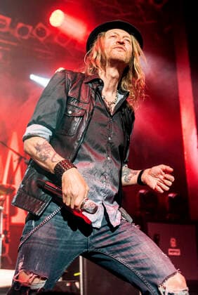 Nic Maeder von Gotthard live bei einem Konzert der Gotthard & Magnum European Tour 2022 im Capitol. Hannover, 20.04.2022