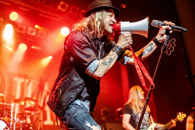 Nic Maeder von Gotthard live bei einem Konzert der Gotthard & Magnum European Tour 2022 im Capitol. Hannover, 20.04.2022