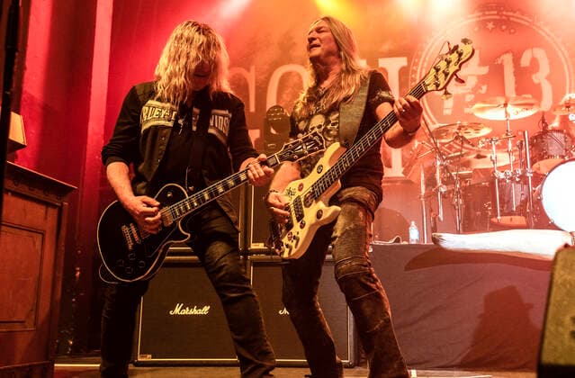 Leo Leoni und Marc Lynn von Gotthard live bei einem Konzert der Gotthard & Magnum European Tour 2022 im Capitol. Hannover, 20.04.2022
