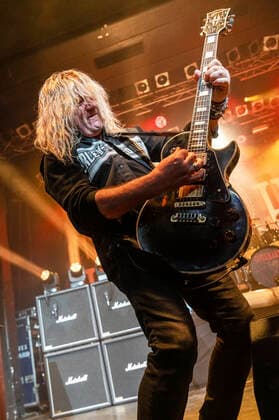 Leo Leoni von Gotthard live bei einem Konzert der Gotthard & Magnum European Tour 2022 im Capitol. Hannover, 20.04.2022