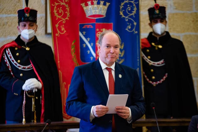 Entertainment Themen der Woche KW16 Entertainment Bilder des Tages Visit Of Prince Albert Of Monaco To Canosa Di Puglia Prince Albert of Monaco at the Town Hall welcomed by the Mayor Roberto Morra, in the council chamber in Canosa di Puglia on 21 April 2022. Prince Albert of Monaco was welcomed at the Palazzo di CittÃ in Canosa di Puglia to greet the City Council and the Executive. He then went through Corso San Sabino where he met the citizens and the schoolchildren, then a moment of meditation in the presence of all the local fighting and weapon associations, then the deposition of a laurel wreath at the War Memorial inside the Villa. municipal with the intervention of the Band of the Pinerolo Brigade of the Italian Army. Later he visited the IISS L.Einaudi headquarters, where the room was named in  Copyright: xDavidexPischettolax originalFilename: pischettola-notitle220421_np8cC.jpg