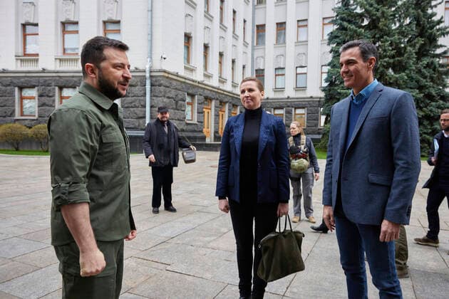 News Themen der Woche KW16 News Bilder des Tages April 21, 2022, Kyiv, Kyiv, Ukraine: Ukrainian President Volodymyr Zelenskyy, left, welcomes Spanish Prime Minister Pedro Sanchez, right, and Danish Prime Minister Mette Frederiksen, center, before the start of trilateral discussions, April 21, 2022 in Kyiv, Ukraine. The group discussed providing heavy weapons to assist Ukraine in countering the Russian invasion. Kyiv Ukraine  - ZUMAp138 20220421_zaa_p138_017 Copyright: xUkrainexPresidency UkrainexPresix