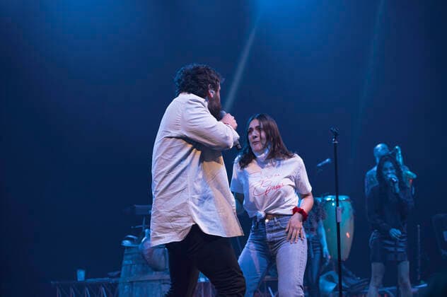 rome 21 04 2022 Concert by Tommaso Paradiso at the Conciliazione auditorium with the new Space Cowboy tour. The singer TOmmaso Paradiso invites a fan to go on stage and dance with him. In the photo the singer Tommaso Paradiso with a fan  Copyright: xBarbaraxAmendolax xipa-agency.nex xBarbaraxAmendolax