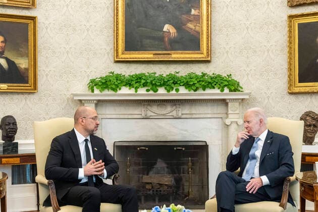 News Themen der Woche KW16 News Bilder des Tages April 21, 2022, Washington, DC, United States of America: U.S President Joe Biden meets with Ukrainian Prime Minister Denys Shmyhal, left, in the Oval Office of the White House February 21, 2022 in Washington, D.C. Washington United States of America - ZUMAp138 20220421_zaa_p138_036 Copyright: xAdamxSchultz WhitexHousex