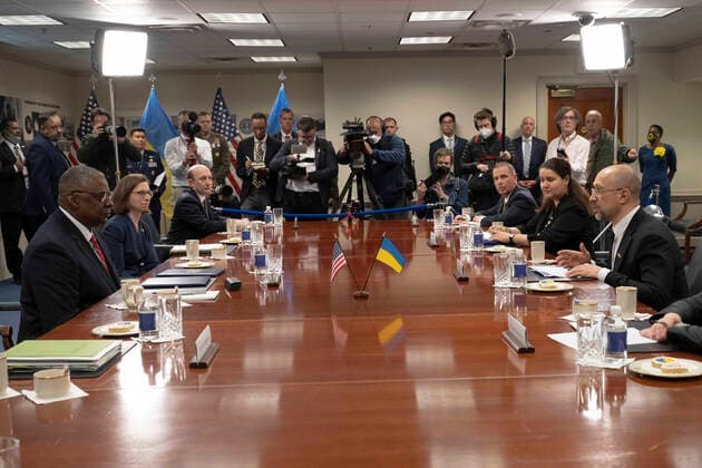News Themen der Woche KW16 April 21, 2022, Arlington, VA, United States of America: U.S. Secretary of Defense Lloyd J. Austin III, left, during bilateral discussions with Ukrainian Prime Minister Denys Shmyhal, right, at the Pentagon, April 21, 2022 in Arlington, Virginia. Arlington United States of America - ZUMAp138 20220421_zaa_p138_049 Copyright: xLisaxFerdinando Dodx