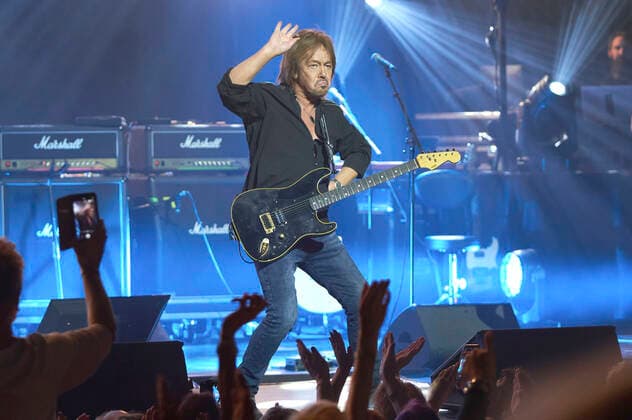 Chris Norman & Band live bei einem Konzet seiner Forever -Tour im Theater am Aegi. Hannover, 21.04.2022