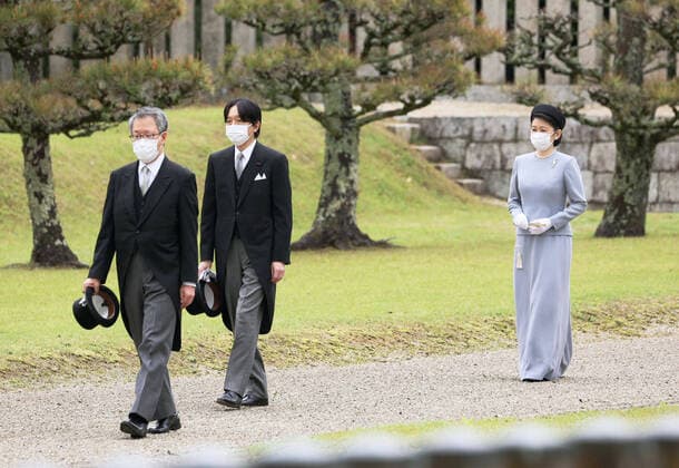 Bilder des Jahres 2022, Entertainment 04 April Entertainment Themen der Woche KW16 Entertainment Bilder des Tages Japanese Crown Prince Fumihito visits Emperor Jinmu Mausoleum Japanese Crown Prince Fumihito (C) and his wife, Crown Princess Kiko, visit the mausoleum dedicated to Emperor Jinmu in Kashihara in Nara Prefecture on April 22, 2022. (Pool photo)  A14AA0001282539P