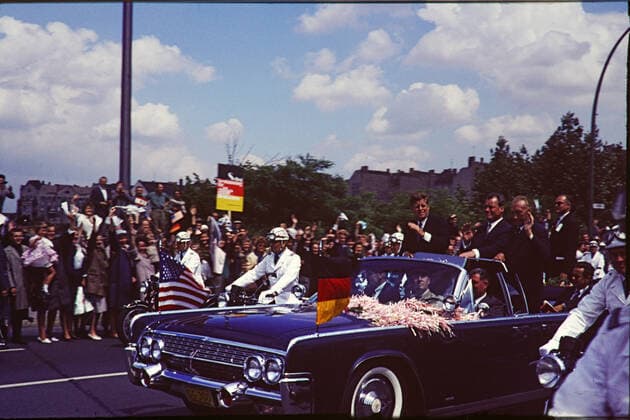 Berlin GER, Berlin, Aufnahme,23.06.1963, John F. Kennedy in Berlin, Staatsbesuch des damaligen US Präsidenten in West Berlin, mit Willy Brandt und konrad Adenauer *** Berlin GER, Berlin, photo,23 06 1963, John F Kennedy in Berlin, state visit of the then US president in West Berlin, with Willy Brandt and konrad Adenauer