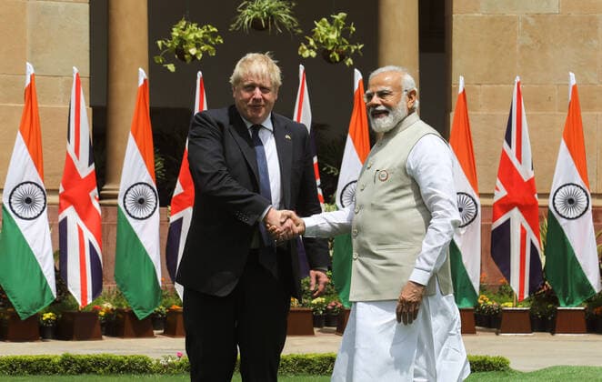 Bilder des Jahres 2022, News 04 April News Themen der Woche KW16 News Bilder des Tages April 22, 2022, New Delhi, India: Indian Prime Minister Narendra Modi (R) and British Prime Minister Boris Johnson (L) shake hands at the Hyderabad House before their meeting in Delhi. The UK Prime Minister is on a two-day visit to India. He said India specific open general export license for defence procurement after meeting with Indian Prime Minister Narendra Modi. New Delhi India - ZUMAs197 20220422_zaa_s197_025 Copyright: xNaveenxSharmax