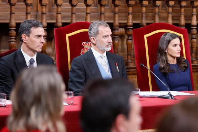 Spain s King Felipe VI, Queen Letizia and Prime Minister Pedro Sanchez (L) attend the Cervantes Award s gala ceremony at Alcala de Henares University in Madrid region, central Spain, 22 April 2022. Argentinia actress Cecilia Roth collected Cervantes Award on behalf of Uruguayan author Cristina Peri Rossi, who has been unable to be in the awarding ceremony due to her health condition. Cervantes Award s gala !ACHTUNG: NUR REDAKTIONELLE NUTZUNG!  Copyright: xBALLESTEROSx GRAF6017 20220422-0602026a17edd5ae8add5c0ba3496d9a6806dfc4