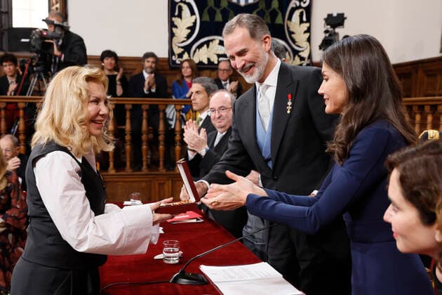 Spain s King Felipe VI and Queen Letizia hand over the Cervantes Award 2021 to Argentinian actress Cecilia Roth (L), who collects it on behalf of Uruguayan author Cristina Peri Rossi Cervantes Award s gala ceremony at Alcala de Henares University in Madrid region, central Spain, 22 April 2022. Peri Rossi has been unable to be in the awarding ceremony due to her health condition. Cervantes Award s gala !ACHTUNG: NUR REDAKTIONELLE NUTZUNG!  Copyright: xBallesteros xPOOLx GRAF5982 20220422-d54867adad242bde148eadaa76a364bbe0d04cc3